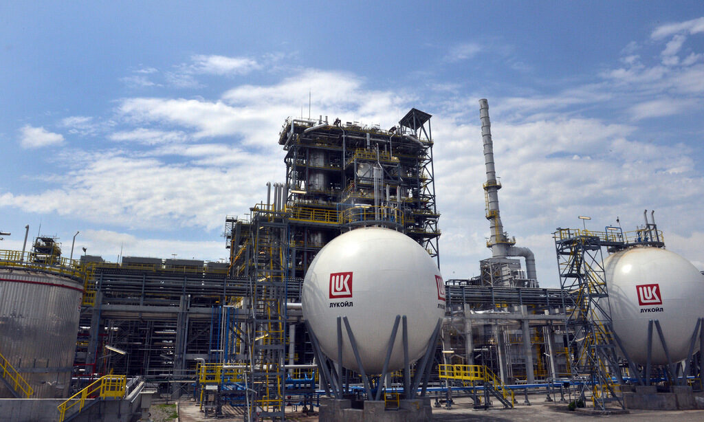 „Лукойл Нефтохим“ Пред Ново Бъдеще: Унгарският Интерес Катализира Геополитически Сценарий