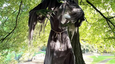 Нюзлетър | Будителите срещу Хелоуин, бюджетът като лакомство, ядрена надпревара и сини кучета край Чернобил