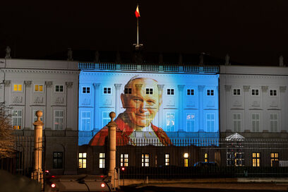  Снимка на деня: Папа Йоан Павел II, прожектиран на фасадата на президентския замък във Варшава 