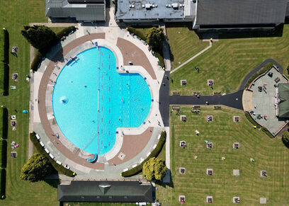  Снимка на деня: Победители от националната лотария на Англия се сплотиха, с цел да възстановят публичен басейн от 30-те години на предишния век 