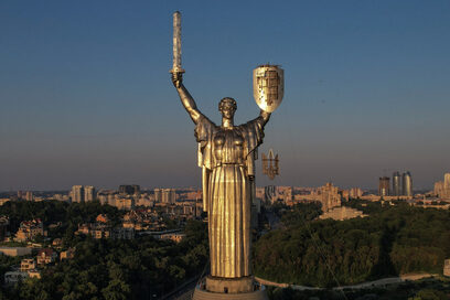  Снимка на деня: Киев демонтира сърпа и чука от монумента 