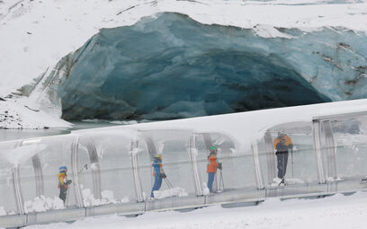  Снимка на седмицата: Скиори пътуват към кабинковия въжен превоз на ледника Rettenbachferner 