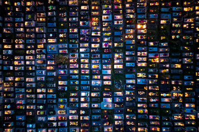  Снимка на деня: Гробището Rakowiecki, осветено с хиляди свещи по време на Деня на Вси светии в Краков, Полша 