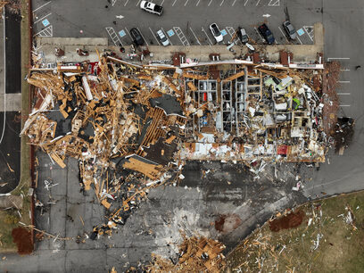  Снимка на деня: Разрушения след торнадо и стихии в щата Тенеси 