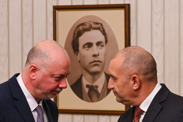 Битката за службите: ДАНС with "Д"