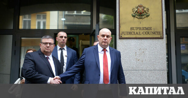 Плуват Чапаев и Петка по голямата река Урал Гребат с