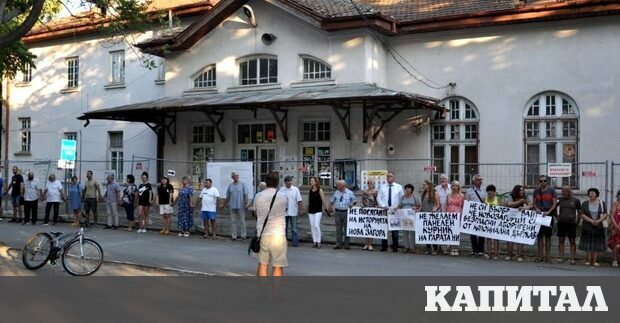 Нова Загора е град предимно от еднофамилни къщи и панелни