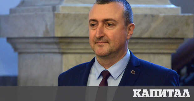 Несменяемият в няколко правителства зам министър на земеделието Атанас Добрев беше