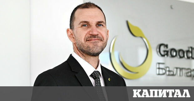 ВизиткаСтефан Христосков е магистър по счетоводство и контрол от Икономическия