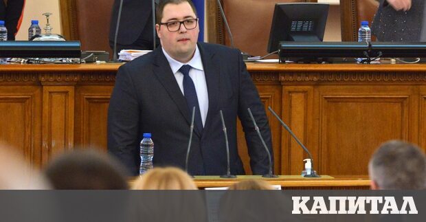 Един човек се появява казва каквото има да казва и