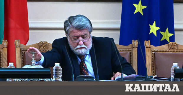 Четвъртък е вече втория ден в който продължава първото заседание