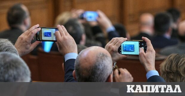 Докато миналата седмица в парламента вървяха неуспешните опити на номинирания
