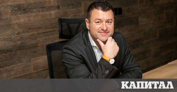 ВизиткаМомчил Зарев има над 20 години опит като технологичен директор