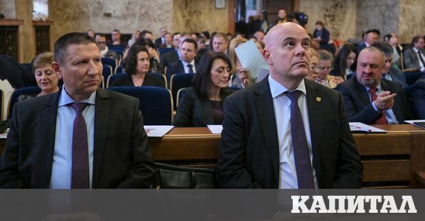 Главният прокурор Иван Гешев демонстративно скъса и разпръсна пред телевизионните