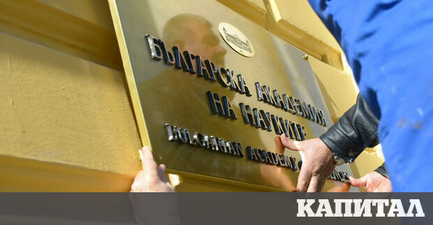 В България месец вече прокурори политици и мутри водят открита