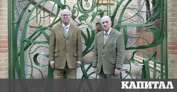 С бавни стъпки облечени в характерните за тях бежово зеленикави костюми