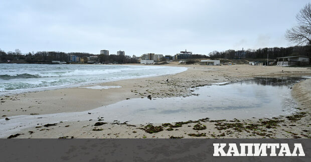 Затварят Попския плаж в Царево заради замърсяване на водата с