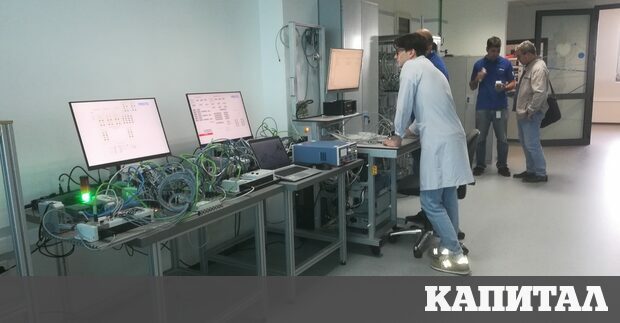 На площ от близо 1000 кв м 17 специалисти извършват различни