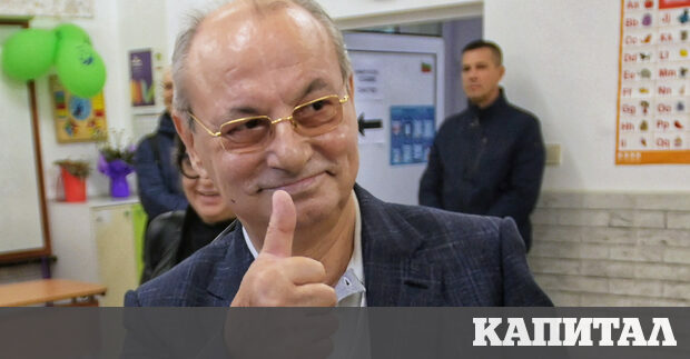 Десет години след като формално се оттегли от лидерския пост