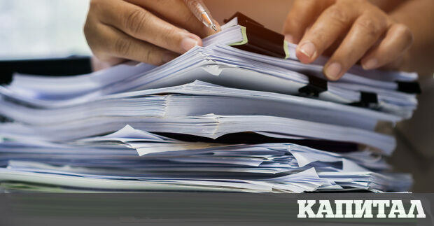 Грубо между 15 и 55 служители оценяват проектите в различните