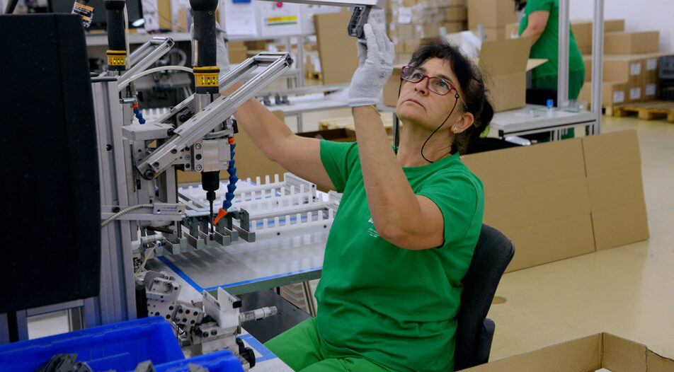 Ново оборудване, машини или собствен ВЕИ с батерии - това са само част от възможностите за модернизация на фирмите с европейски средства