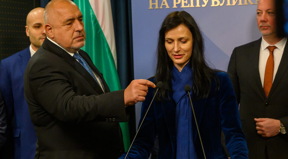С хазартният си ход с внасянето на несъгласуван с партньорите от ПП-ДБ проектокабинет Мария Габриел може да се прости с ротационния си премиерски пост