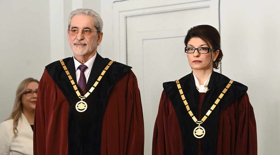 Двамата съдии Десислава Атанасова и Борислав Белазелков положиха клетва като членове на Конституционния съд от квотата на парламента на 26 януари